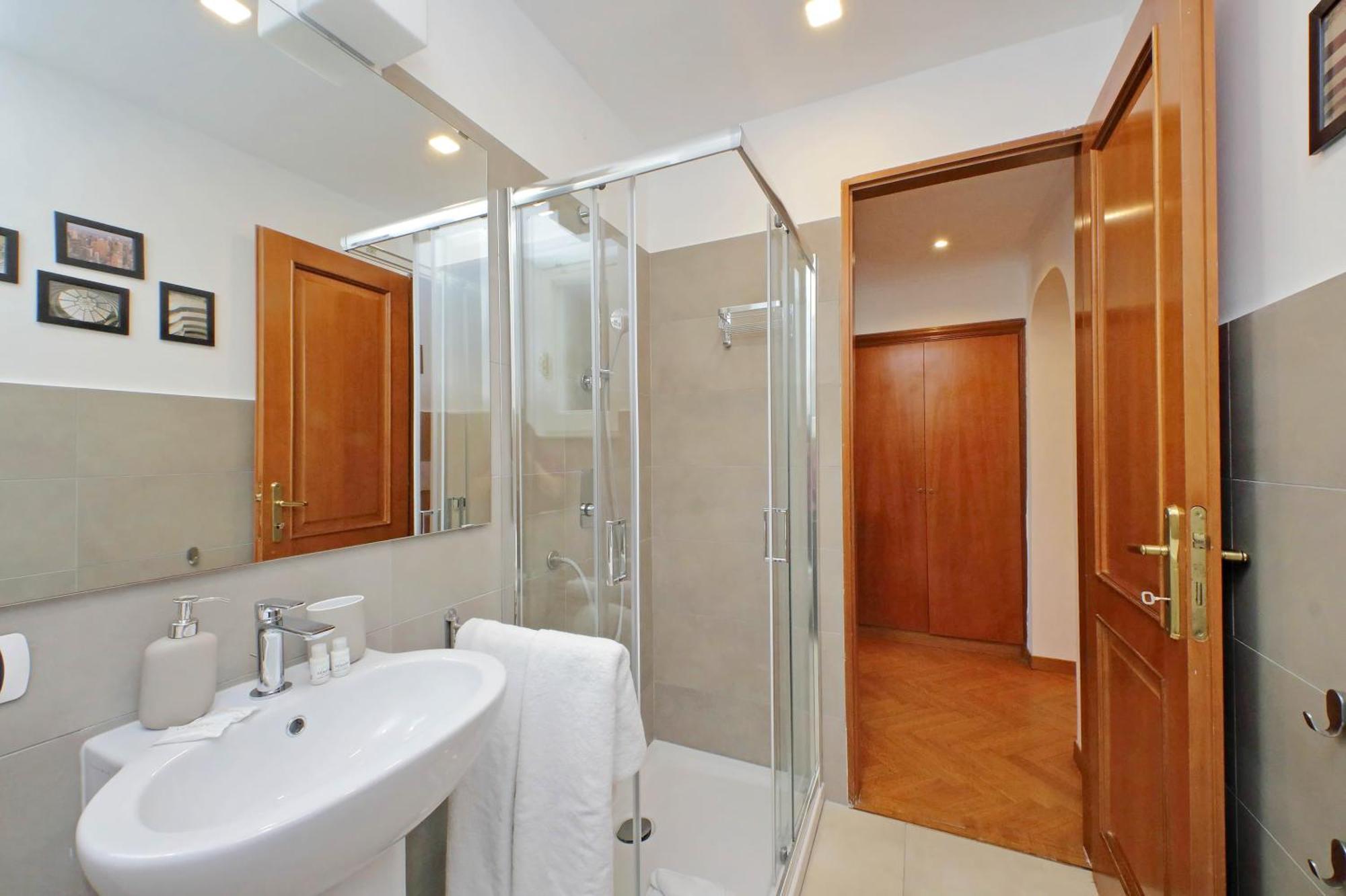 Ych-Comfortable 2 Bedrooms Flat Near Colosseum 로마 외부 사진