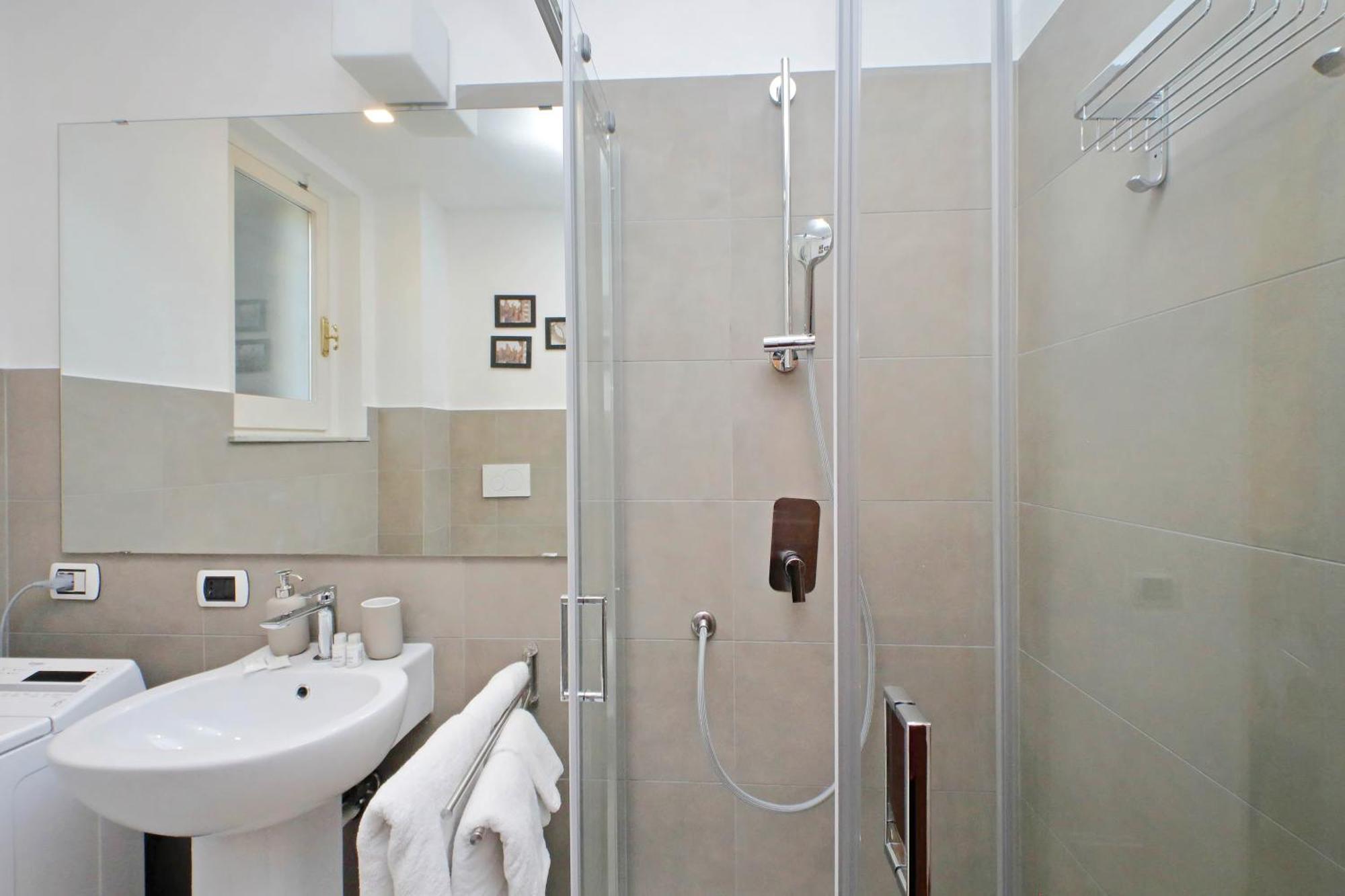Ych-Comfortable 2 Bedrooms Flat Near Colosseum 로마 외부 사진